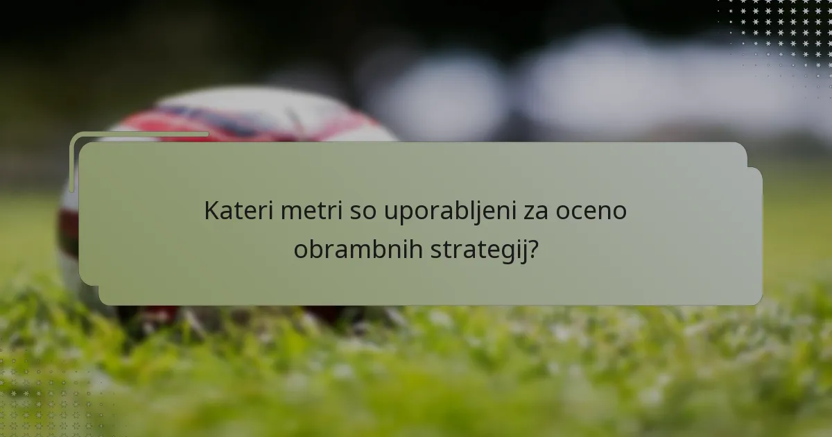 Kateri metri so uporabljeni za oceno obrambnih strategij?